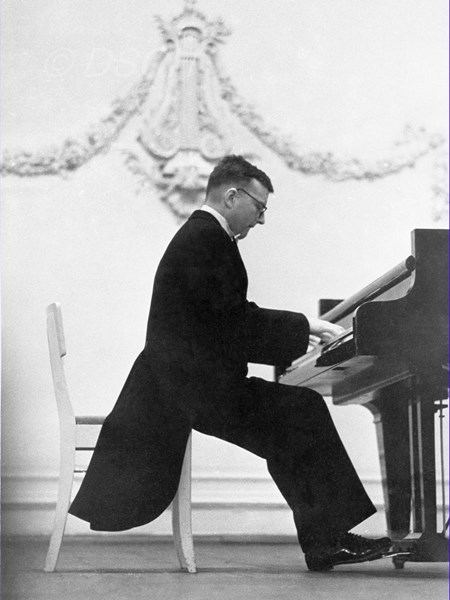 <p>Шостакович исполняет прелюдию и фугу в Малом зале …</p>