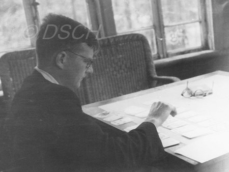 <p>Досуг и работа в Комарово летом 1946 года.<br />Фото Н. …</p>