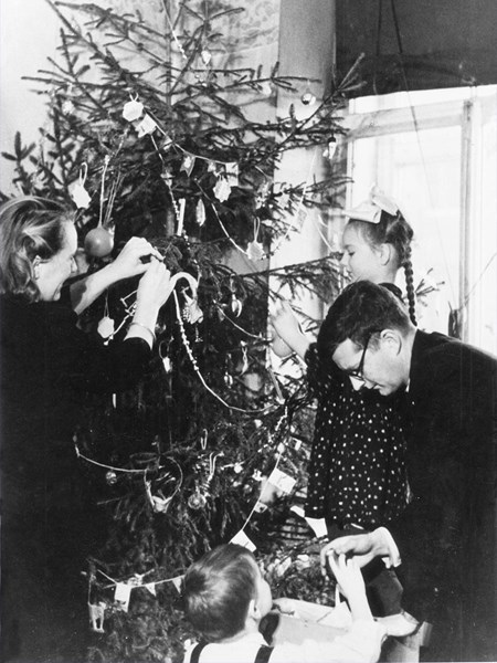 <p>Decorating the Christmas tree. 31 December 1944.</p>