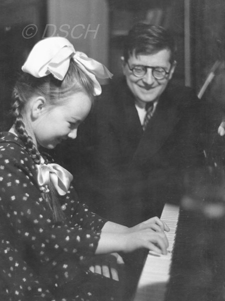 <p>Шостакович слушает игру дочери. 31 декабря 1944 го…</p>