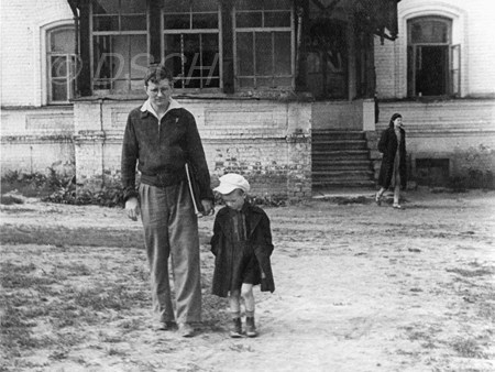<p>With Maxim.<br />Photo by N. Shostakovich</p>