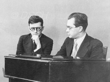 <p>А.Иванов показывает Шостаковичу звучание эмиритона…</p>