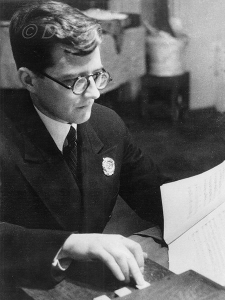 <p>Шостакович на клавишном ритмографе размечает длите…</p>