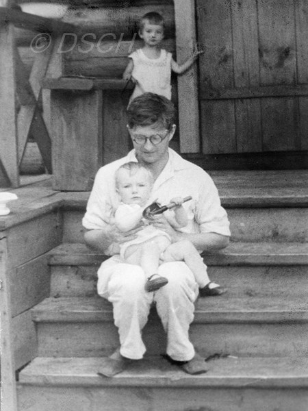 <p>С детьми в Луге летом 1939 года.<br />Фото Н.Шостакович</p>