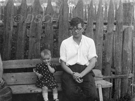 <p>С дочерью Галей в Даймище. 1937.<br />Фото Н. Шостакович…</p>