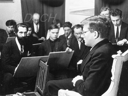 <p>Шостакович позирует...<br />Фото Зиверта и Сэкке</p>
