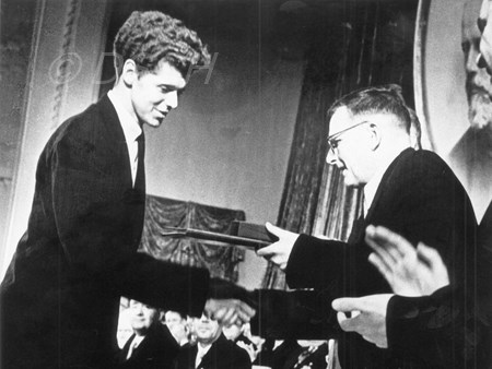<p>Awarding the prize to the winner of the pianist co…</p>