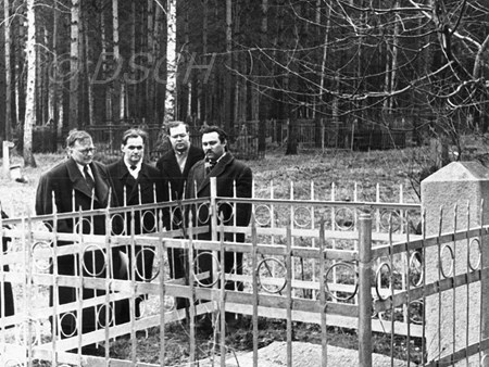 <p>At I.I.Sollertinsky′s grave: Dmitri Shostakovich, …</p>