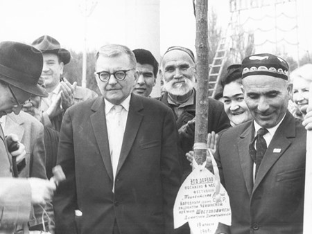 <p>Planting a tree in honour of the Tashkent Spring M…</p>