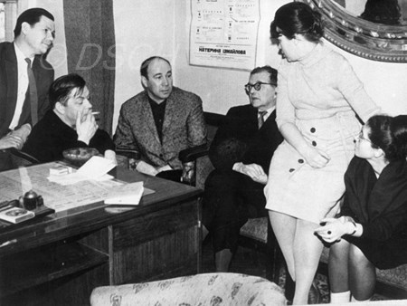 <p>Talking with the creators of the performance at th…</p>