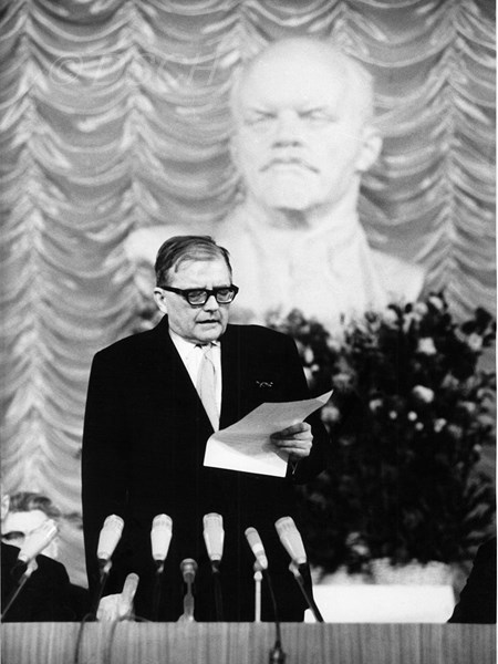 <p>Shostakovich gives a word of welcome at the openin…</p>