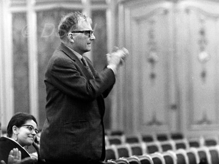 <p>Shostakovich welcomes the performers after the reh…</p>