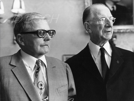 <p>With President of the Irish Republic Éamon de Valé…</p>