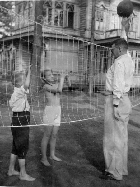 <p>Волейбол и футбол в Келломяки (Комарово). 1947.<br />Фот…</p>
