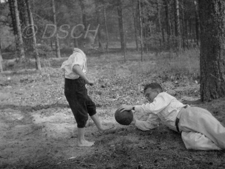 <p>Волейбол и футбол в Келломяки (Комарово). 1947.<br />Фот…</p>