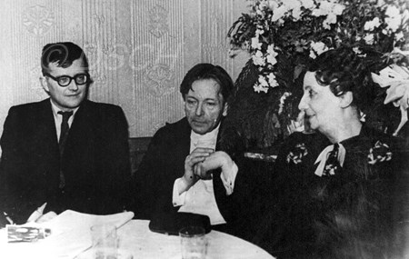<p>Дмитрий Шостакович и Джордже Энеску с супругой пос…</p>