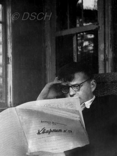 <p>Досуг и работа в Комарово летом 1946 года.<br />Фото Н. …</p>