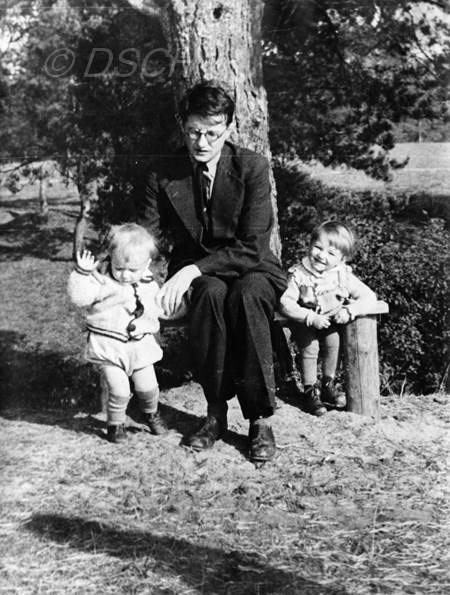 <p>Шостакович с детьми в Луге летом 1939 г.<br />Фото Н. Шо…</p>