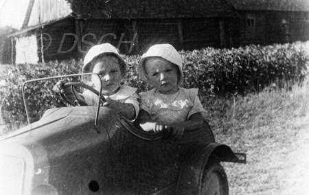 <p>Максим и Галина Шостакович в Луге летом 1939 г.<br />Фот…</p>