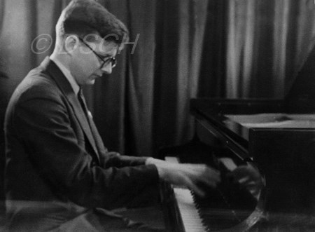 <p>Шостакович во время игры на рояле во второй полови…</p>